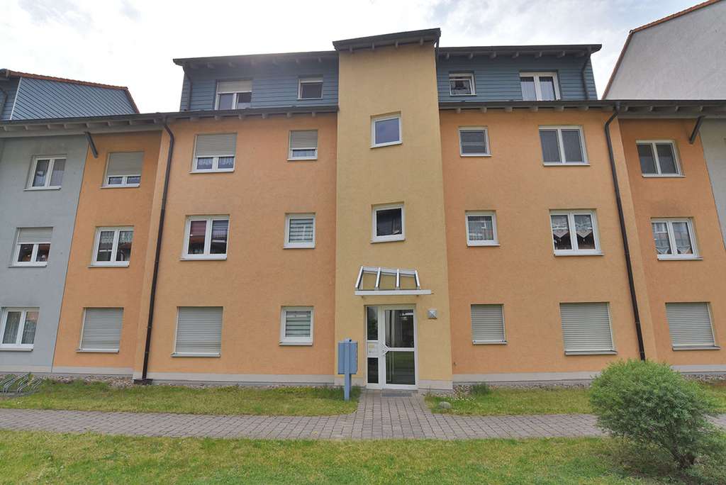 Immobilie in Rathenow - Vermietete 1,5-Zimmer-Galerie-Dachgeschosswohnung mit TG-Stellplatz, Balkon und Kellerabteil - Bild 2