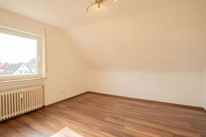 Gepflegte 3-Zimmer-Wohnung mit Balkon und Ausbaupotenzial im Speicher – 79108 Hochdorf, Freiburg im Breisgau – Vorschaubild 4