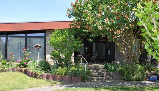 Bild von Architektenbungalow als EFH (frei) zzgl. sep. Arztpraxis (vermietet) im Paket