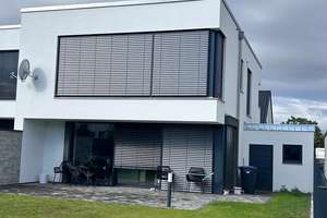 Doppelhaushälfte mit exkl. Ausstattung, mod. Bädern, Terrasse und PV-Anlage – Die vollständige Adresse der Immobilie erhältst du vom Anbieter., 4571 Rötha – Vorschaubild 2