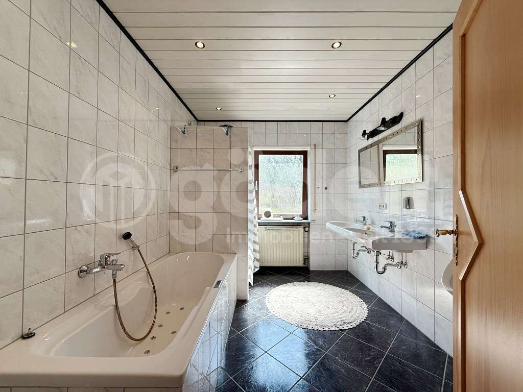 Immobilie in Leidersbach - Zweifamilienhaus im Grünen ! - Bild 3