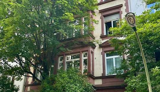 Bild von Stilvoller Altbau mit Baugenehmigung für DG-Ausbau und Balkonanbau im besten Nordend