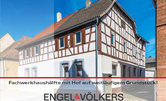 Charmante Fachwerkhaushälfte mit Hof auf weitläufigem Grundstück mit großer Halle!
