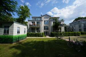 Helle 4 Zimmer Traumwohnung in einer grünen Wohnanlage mit Kaminofen, 2 Balkone, 2 Bädern, EBK – Sauerbruchstraße 13, 14482 Babelsberg Nord, Potsdam – Vorschaubild 2