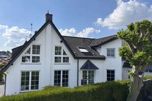 Lichtdurchflutetes Einfamilienhaus (Doppelhaushälfte) mit Großzügiger Garage in idyllischer Grünlage