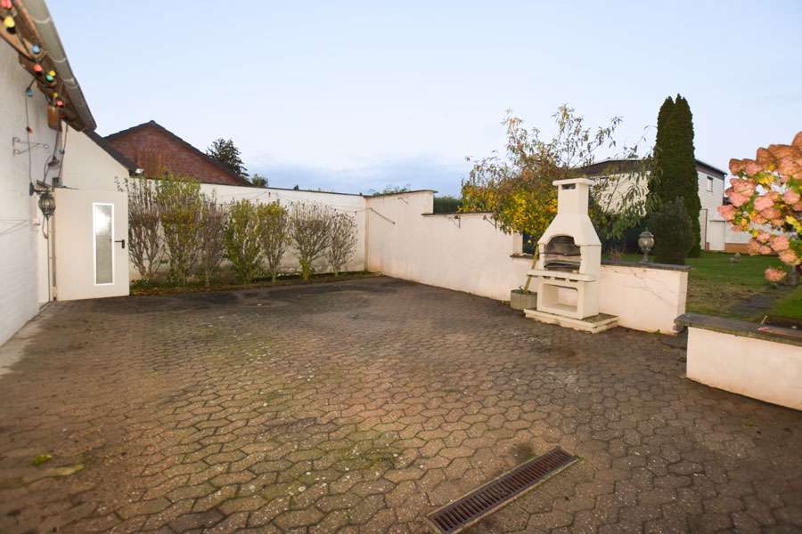 Viel Raum für Ideen: Sanierungsbedürftiges Zweifamilienhaus mit Nebengebäude und großem Garten., Helmstedt Kreis – Bild 3