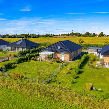 Investition oder Zuhause: vermietetes Doppelhaus aus 2016 mit 2 WE, KfW-55, 142m² Wfl. & Feldblick!