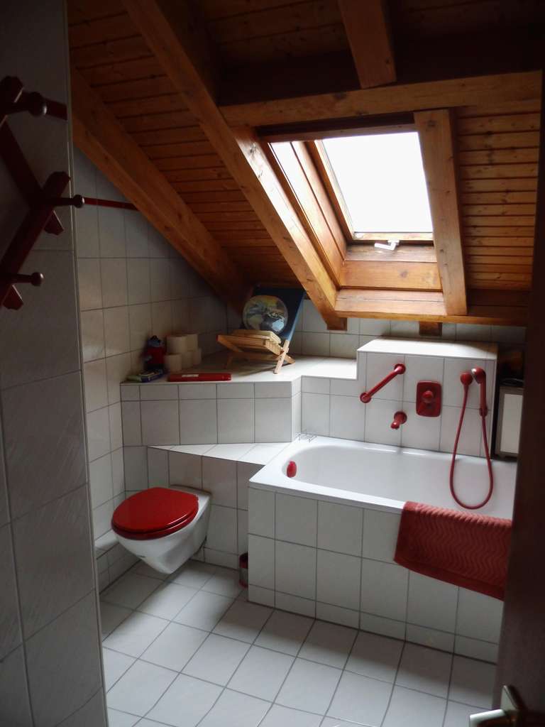 Immobilie in Reichenbach an der Fils - Charmante DG-Wohnung mit Balkon und TG-Stellplatz - Bild 2