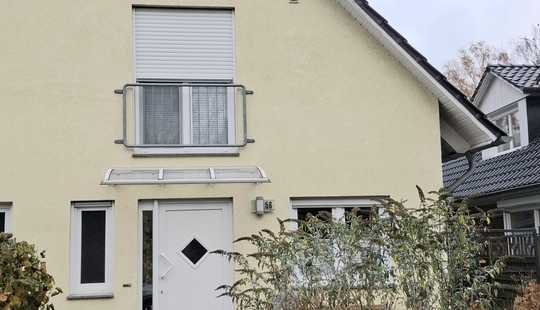 Bild von Moderne Doppelhaushälfte mit Garten und guter Infrastruktur