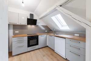 Wunderschöne 3 Zi Dachgeschoss Wohnung mit Balkon und Küche
