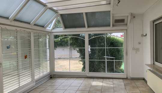 Bild von Einfamilienhaus mit schönem Grundstück, Wintergarten, Terrasse & Garage