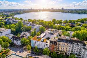 Uhlenhorst: Frei verfügbar!
Exkl. MFH + Stadthaus mit 387 m² Wohnfl. + 96 m² Gewerbe + 106 m² Nutzf – Die vollständige Adresse der Immobilie erhältst du vom Anbieter., 22085 Uhlenhorst, Hamburg – Vorschaubild 1