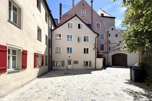 Ehemaliges Torhaus der Pfalz – historisches Wohn- und Geschäftshaus am Alten Kornmarkt – 93047 Innenstadt, Regensburg – Vorschaubild 32