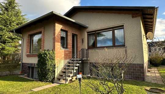 Bild von Einfamilienhaus mit großem Grundstück