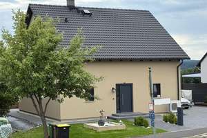 Bezugsfertiges EFH, Top-Ausstattung - Luxusküche, PV-Anlage & Wärmepumpe, Batteriespeicher, Effizien – Die vollständige Adresse der Immobilie erhältst du vom Anbieter., 95111 Rehau – Vorschaubild 1