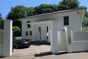 VILLA MIT POOL; TENNIS; SAUNA - RUHIGE LAGE - TRAUMGARTEN