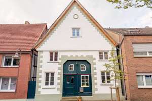 Geschichte (er)leben!  Liebevoll modernisiertes, denkmalgeschütztes EFH im Herzen von Beckum – Die vollständige Adresse der Immobilie erhältst du vom Anbieter., 59269 Beckum – Vorschaubild 1