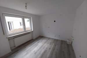 Rohdiamant in Bestlage - Charmante Doppelhaushälfte mit Landleben-Flair mitten in der Stadt! – Die vollständige Adresse der Immobilie erhältst du vom Anbieter., 93057 Konradsiedlung-Wutzlhofen, Regensburg – Vorschaubild 2