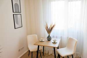 Moderne, TOP-renovierte, vollmöblierte 1-Zimmer Wohnung mit Balkon, Einbauküche und TG-Stellplatz – Erlanger Str. 23, 90765 Ronhof, Kronach, Fürth – Vorschaubild 4