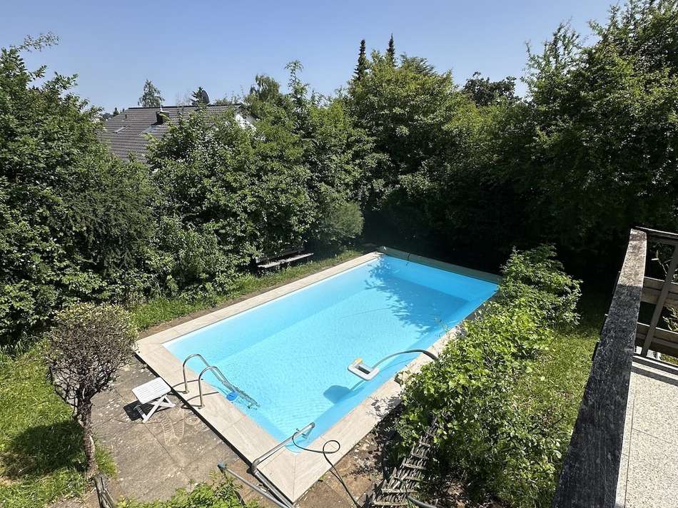 Blick auf Pool vom Balkon