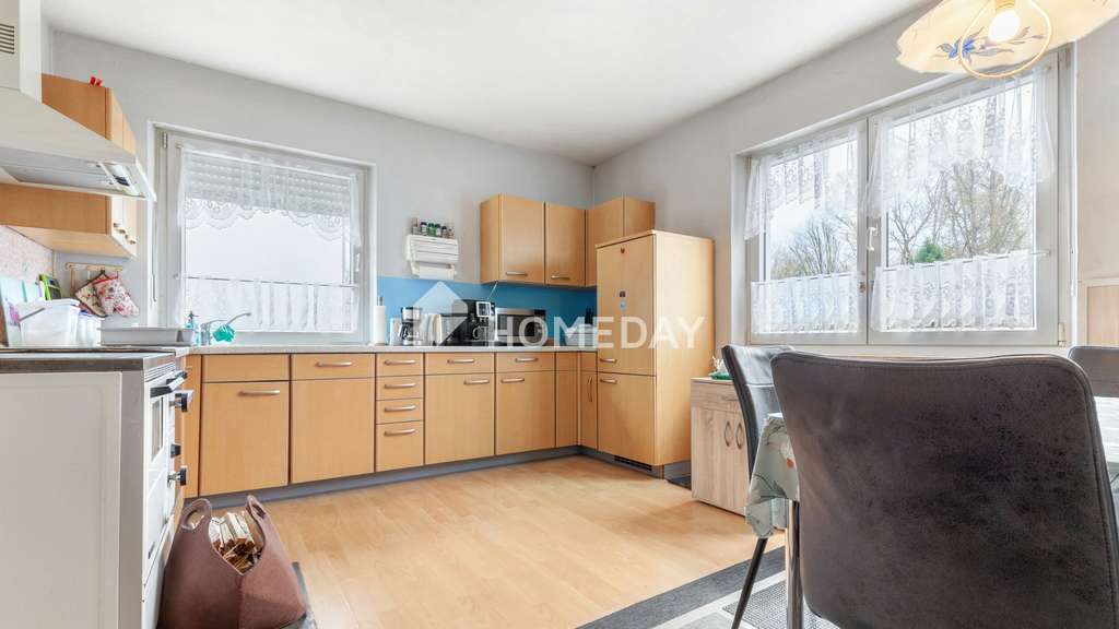 Immobilie in Sulzbach-Rosenberg - Zweifamilienhaus mit großem Garten, Garage & zusätzlicher Mieteinnahme - Bild 2