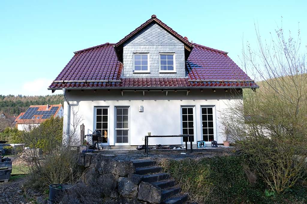 Immobilie in Wildeck - Exklusives Angebot: 2 Häuser, 1 Büroeinheit, 3 Garagen, Hof und Garten in Richelsdorf ! - Bild 4