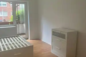 Möbliertes WG-Zimmer mit Balkon – 17 m² in Hamburg (inkl. NK & Internet) – 735 € Warm – Peterskampweg 3, 22089 Hamburg – Vorschaubild 2