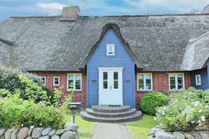 Großzügiges Wohnen unter Reet: Stilechtes Mittelhaus in fußläufiger Nähe zum Strand – Die vollständige Adresse der Immobilie erhältst du vom Anbieter., 25992 List (Sylt) – Vorschaubild 1