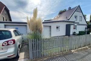 Gepflegtes Wohnhaus mit Einbauküche, Garten und Garage
