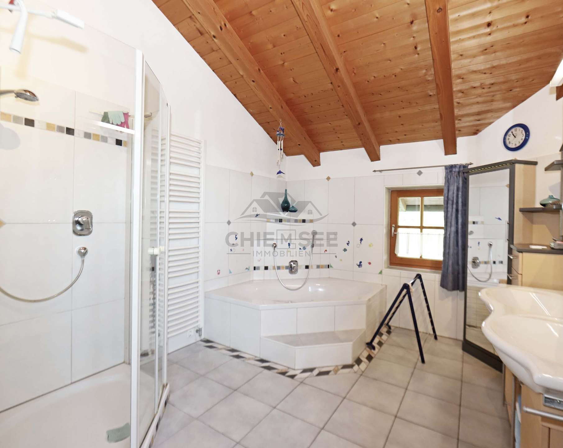 Immobilie in Taching am See - Ruhig gelegenes EFH mit Doppelgarage, Carport, Wärmepumpe & Weitblick am Tachinger See - Bild 4