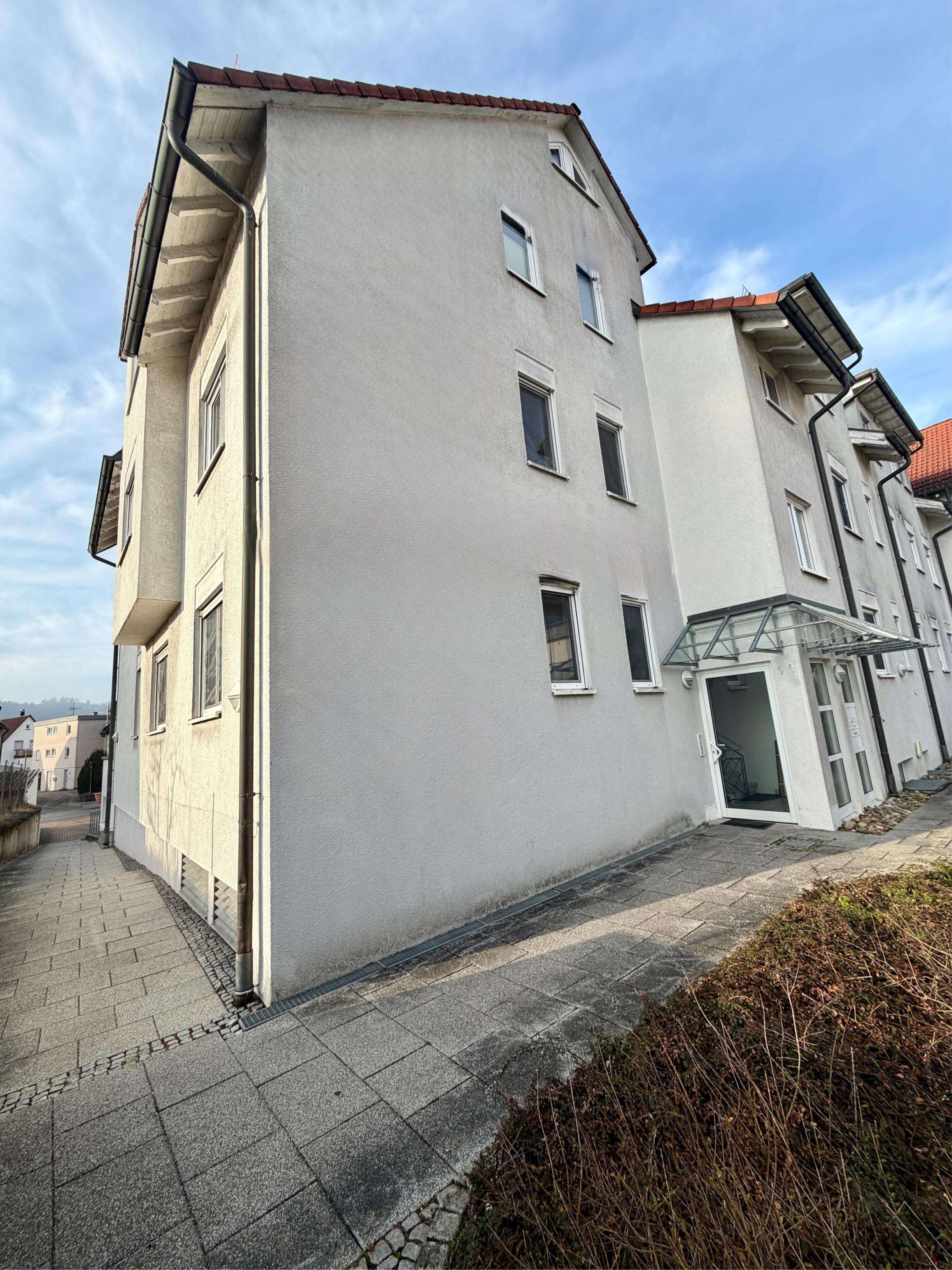 Energetisch hochwertige DG-Wohnung zentral in Grunbach mit viel Nutzfläche und TG-Stellplatz, Rems Murr Kreis – Bild 1