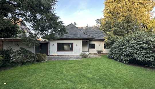 Bild von ebenerdig ausgestatteter Walmdachbungalow mit Garage an Toplage im Zentrum von Westerstede