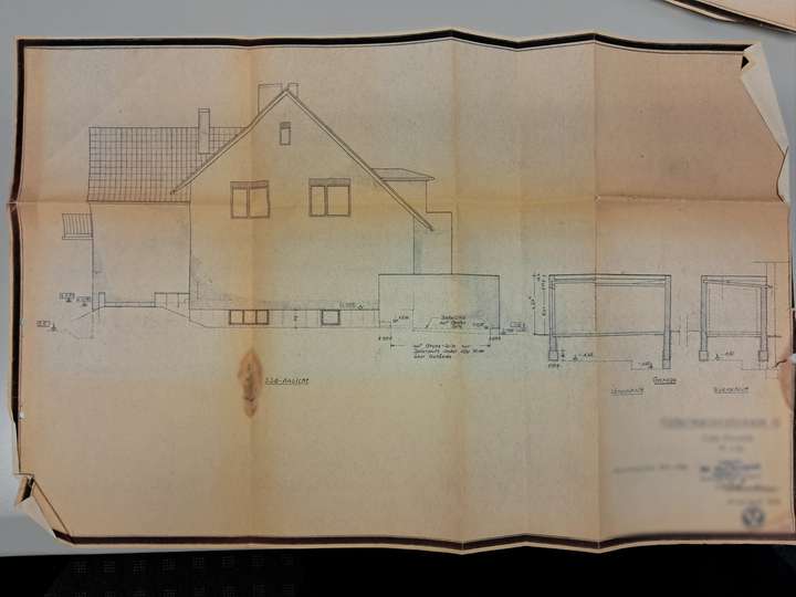 Seitenansicht Haus/Garage