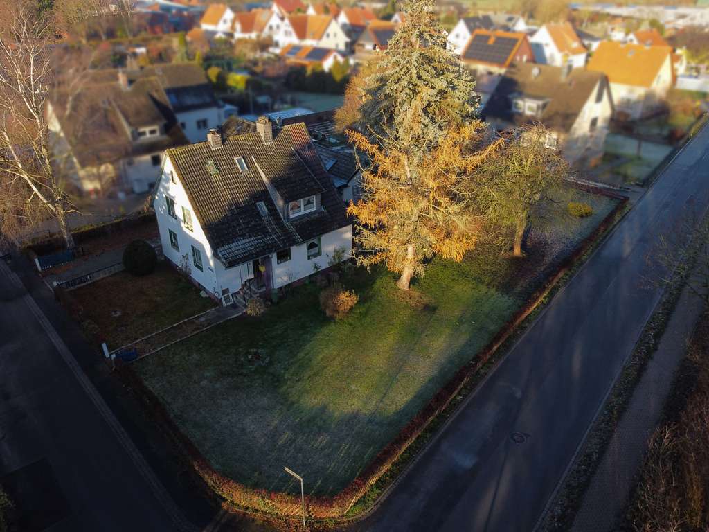 Immobilie in Königslutter am Elm - Sanierungsbedürftiges Haus mit großem Grundstück in Königslutter - Bild 1