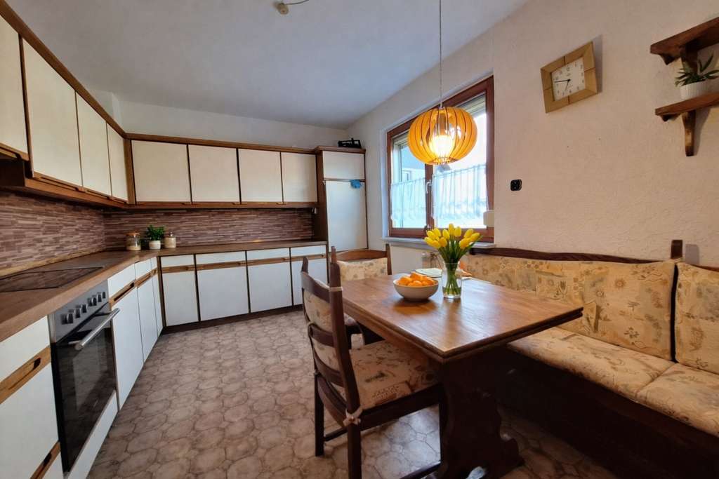 Immobilie in Weilmünster - Charmantes Haus mit großem Potenzial und viel Gestaltungsspielraum! - Bild 2