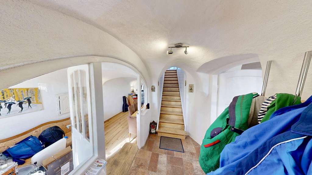 Immobilie in Übersee - Haus mit Gewölbe & Charakter in Übersee – Wintergarten, Dachterrasse & freier Blick ins Grüne - Bild 2