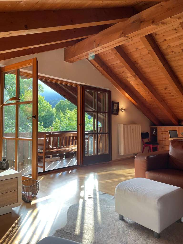 Immobilie in Garmisch-Partenkirchen - Schicke 2-Zimmer DG-Wohnung mit Balkon in Garmisch-Partenkirchen (Ortsteil Burgrain) - Bild 0