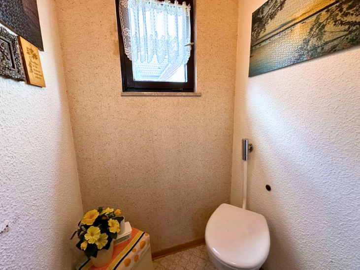 Immobilie in Bad Urach - Familienfreundliches Zuhause mit viel Platz, Garten und zwei Garagen - Bild 12