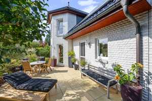 Wohnen im Traumhaus mit wunderschöner Gartenoase, Kachelofenkamin und Solarstromanlage – Pinneberg (Kreis) – Vorschaubild 1