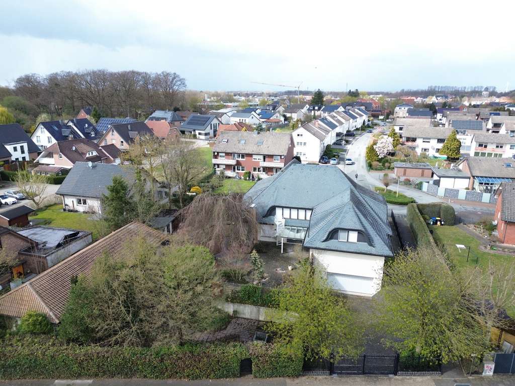 Immobilie in Verl - Großzügige Unternehmervilla in begehrter Lage von Verl – mit Schwimmbad und viel Potenzial - Bild 2
