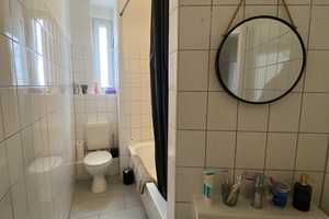 Neuer Bodenbelag, frisch saniert, Tageslichtbad mit Wanne – Wolfenbütteler Straße 28, 39112 Magdeburg – Vorschaubild 3