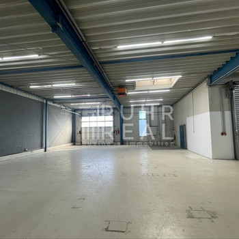 Kompakte Halle mit hellen Büros | moderne Büroausstattung | gute Verkehrsanbindung