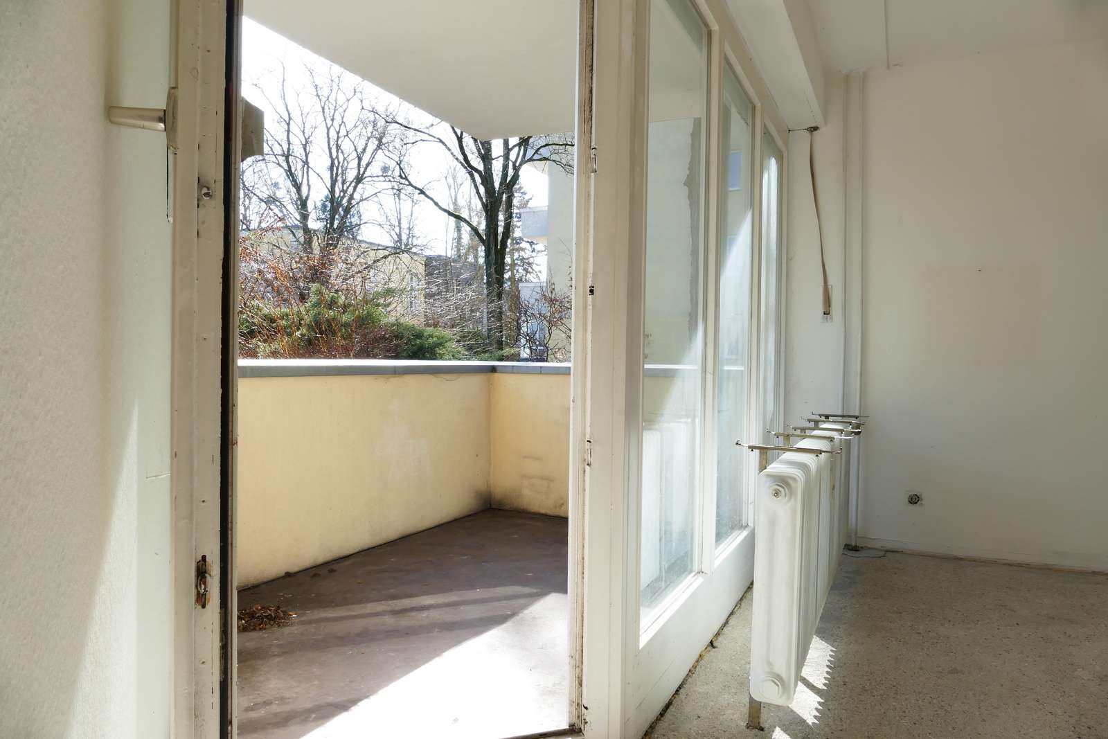 Alt-Westend: ohne Käuferprovision, bezugsfreie, mod.-bedürftige, helle Balkonwohnung in Ruhiglage!, Berlin – Bild 3