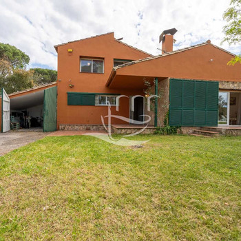 Haus mit Pool und Tennisplatz in Llagostera