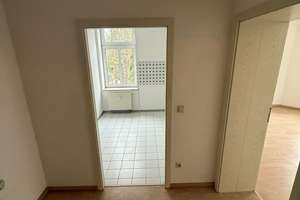 Gemütliche 2-Zimmer mit Laminat, Wanne und Dusche in ruhiger Lage – Augsburger Straße 33, 9126 Bernsdorf, Chemnitz – Vorschaubild 3