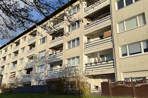Frisch saniert & ganz oben: Hier wohnt die kleine Familie mit großem Ausblick! – Gerhart-Hauptmann-Straße 17, 47226 Rheinhausen-Mitte, Duisburg – Vorschaubild 1