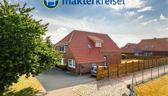 Bild von Wohnhaus mit zwei Wohneinheiten und großem Grundstück in Etzel
