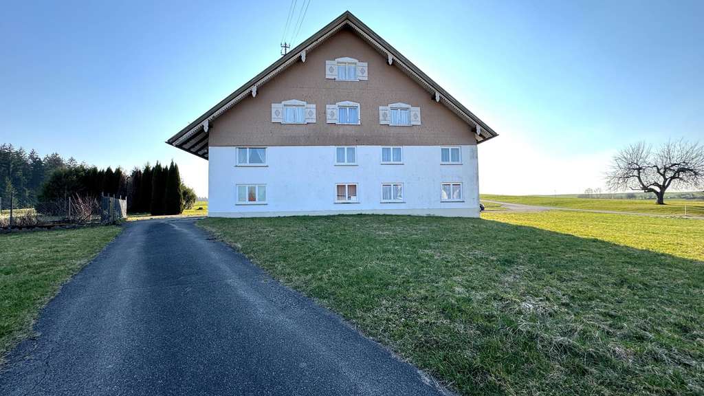 Immobilie in Argenbühl - Leben ohne Nachbarn - Großzügiges Anwesen am Ortsrand mit einzigartigem Ausblick - Bild 4