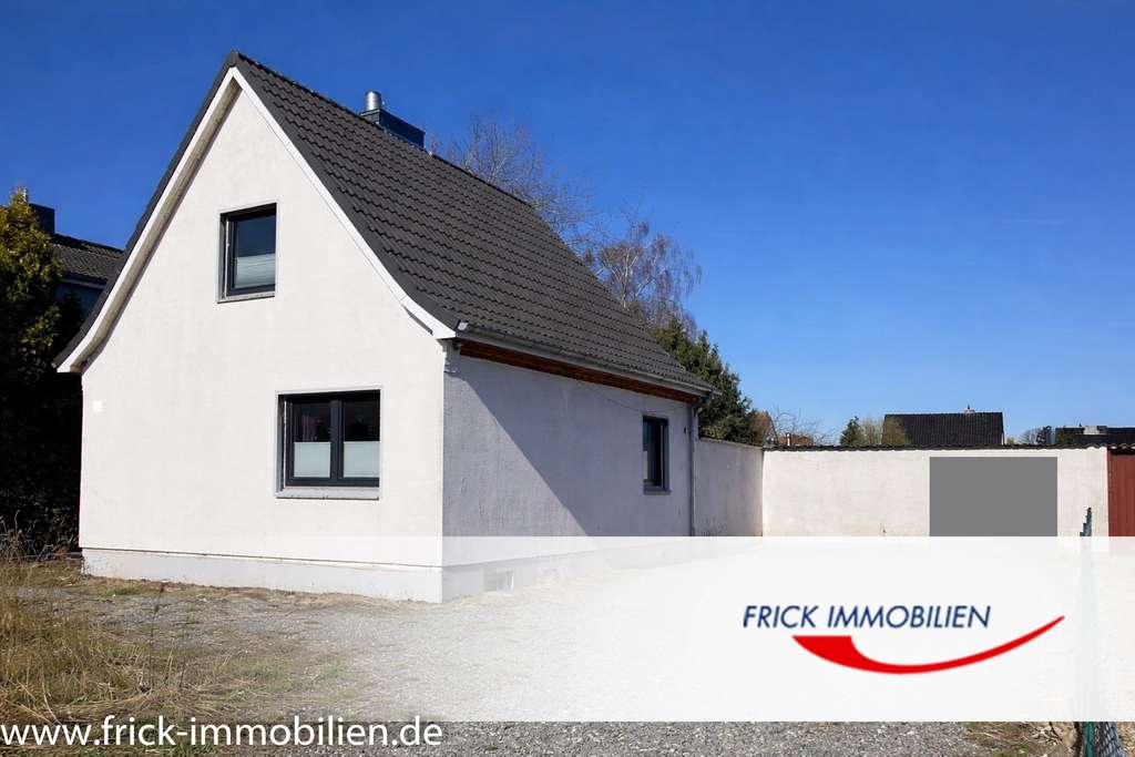 Immobilie in Oldenburg in Holstein - Kleines Einfamilienhaus mit Anbau, Garage und Werkstatt - Bild 0