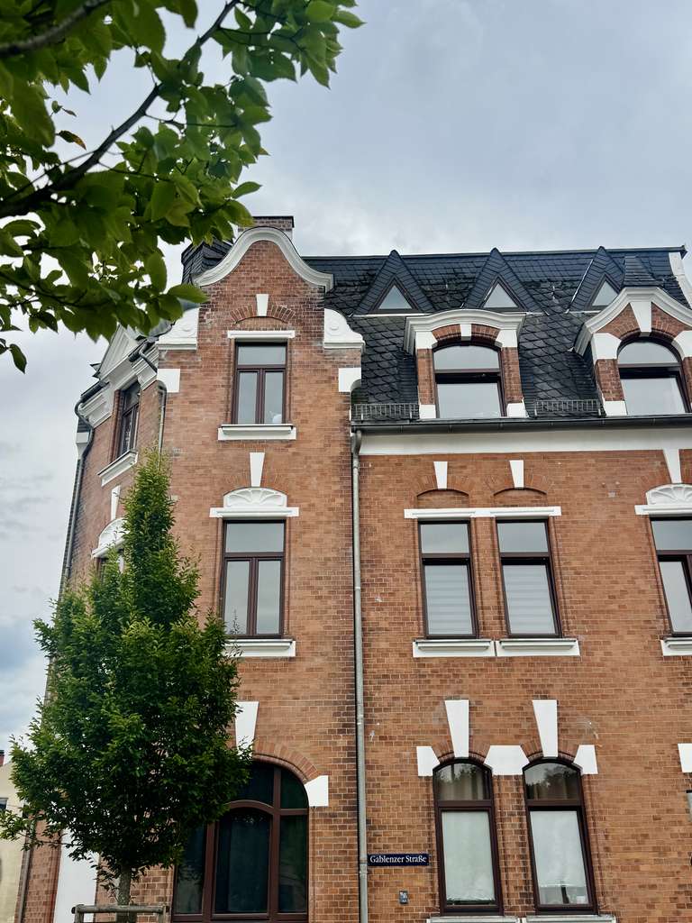 Immobilie in Crimmitschau - Sicher vermietet & modernisiert: Mehrfamilienhaus in Crimmitschau mit Ausbaureserve im Dachgeschoss - Bild 1
